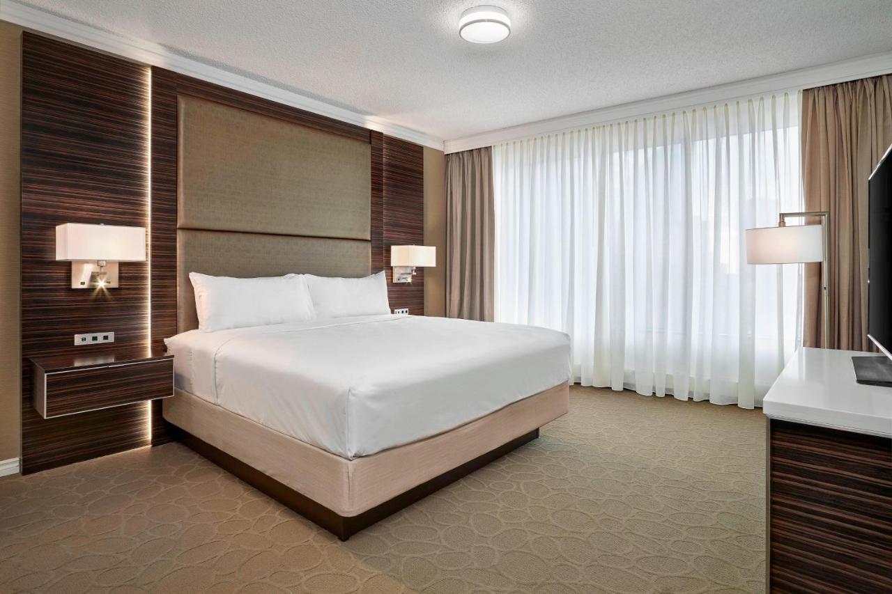 Delta Hotels By Marriott Edmonton Centre Suites Экстерьер фото