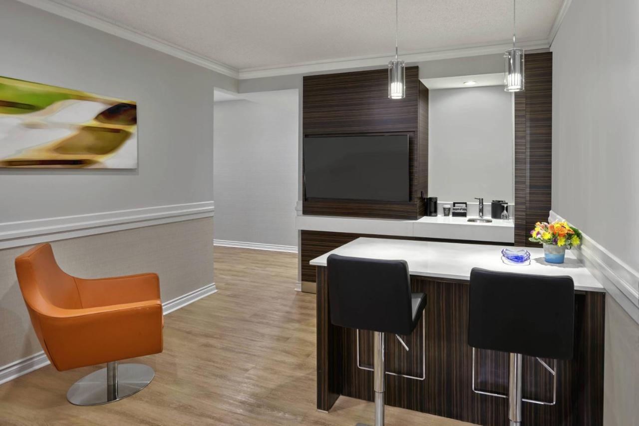 Delta Hotels By Marriott Edmonton Centre Suites Экстерьер фото