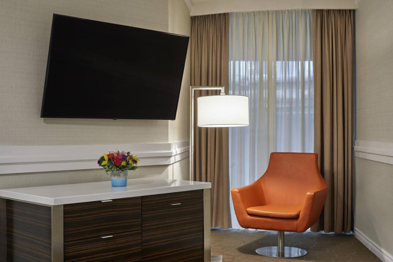 Delta Hotels By Marriott Edmonton Centre Suites Экстерьер фото