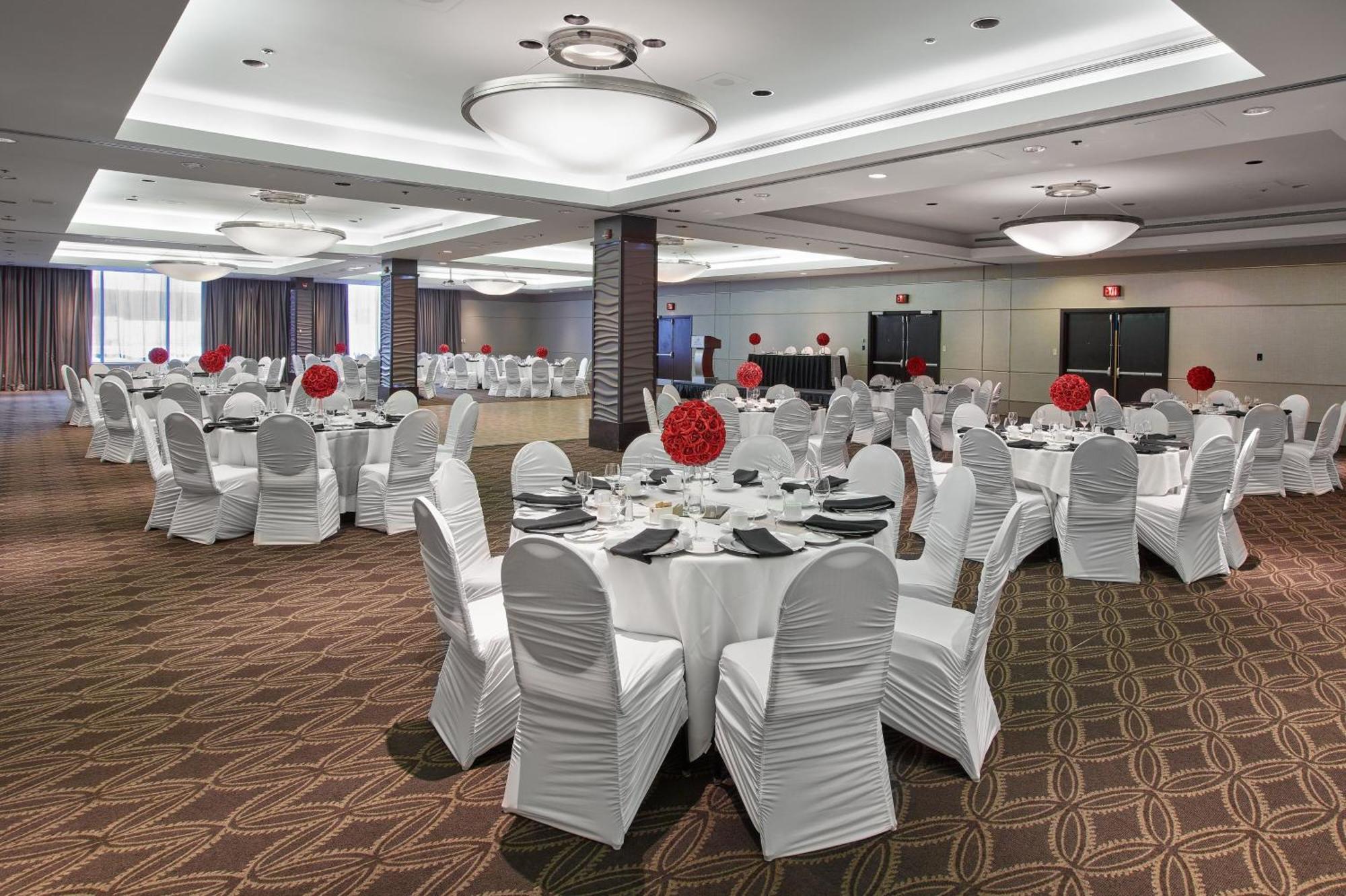 Delta Hotels By Marriott Edmonton Centre Suites Экстерьер фото