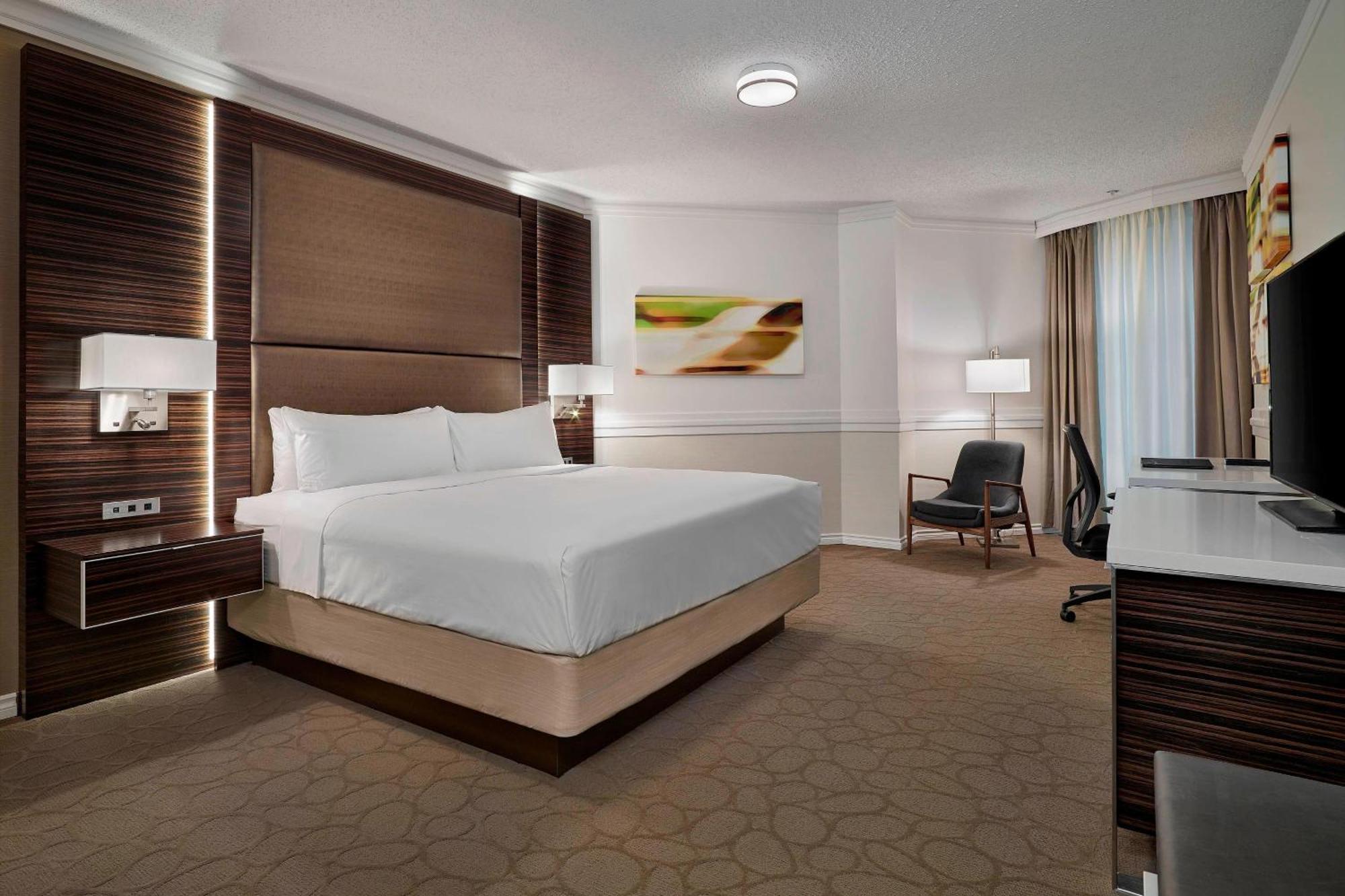 Delta Hotels By Marriott Edmonton Centre Suites Экстерьер фото