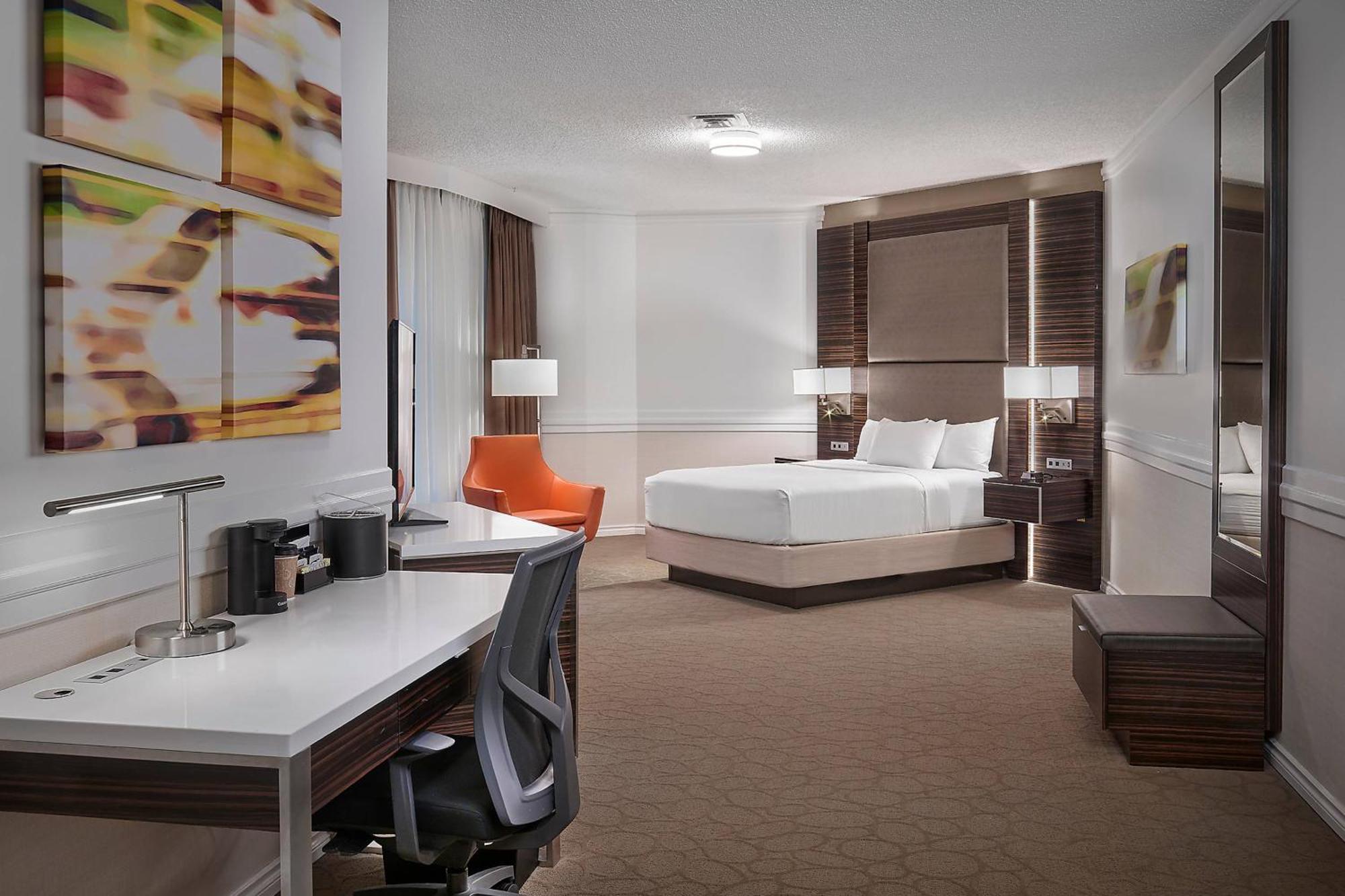 Delta Hotels By Marriott Edmonton Centre Suites Экстерьер фото