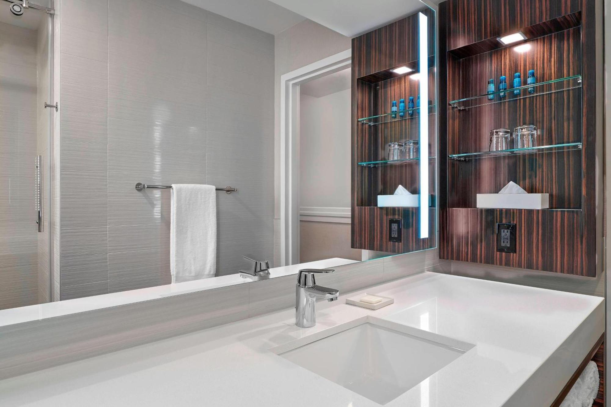 Delta Hotels By Marriott Edmonton Centre Suites Экстерьер фото