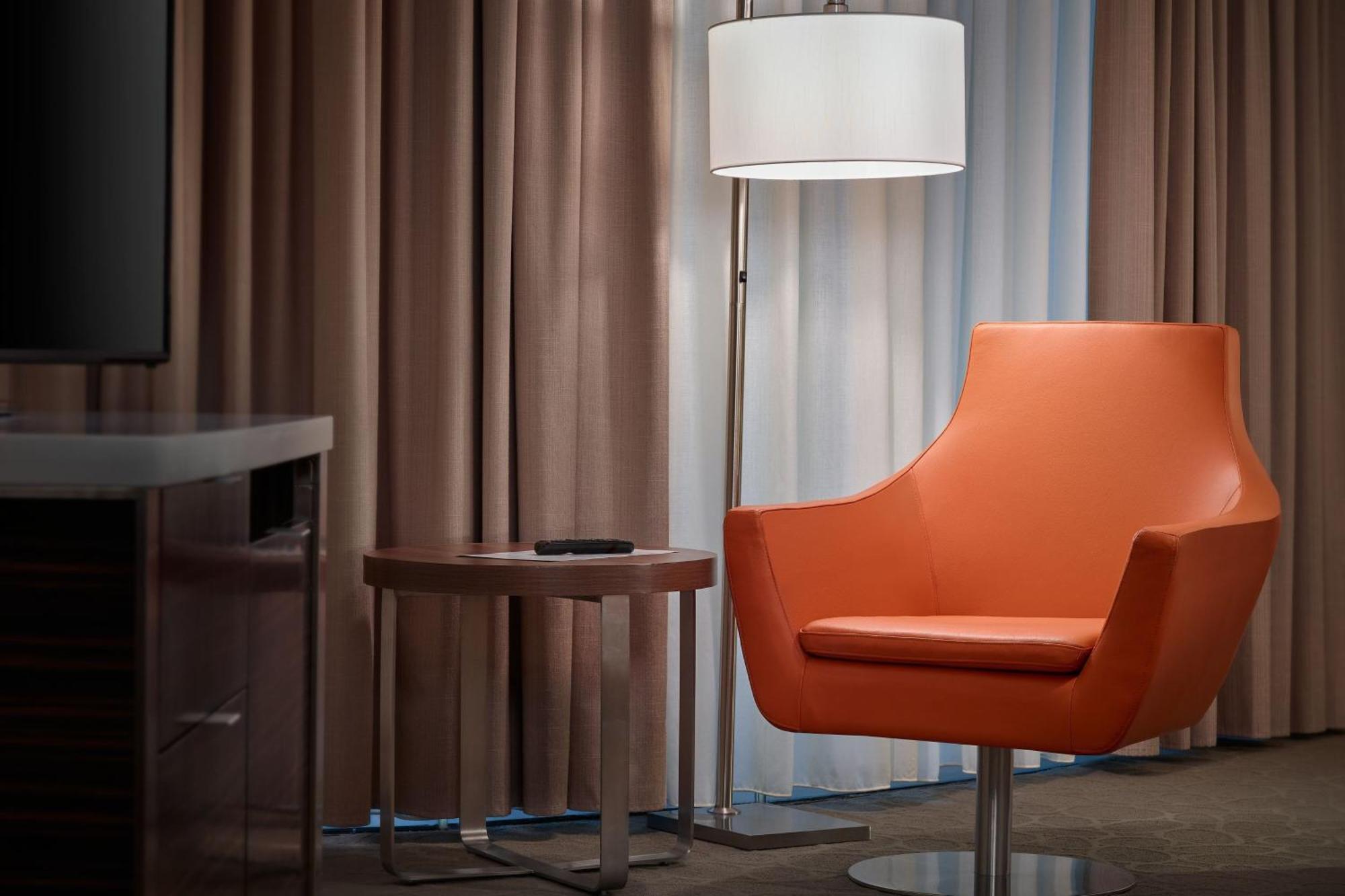 Delta Hotels By Marriott Edmonton Centre Suites Экстерьер фото