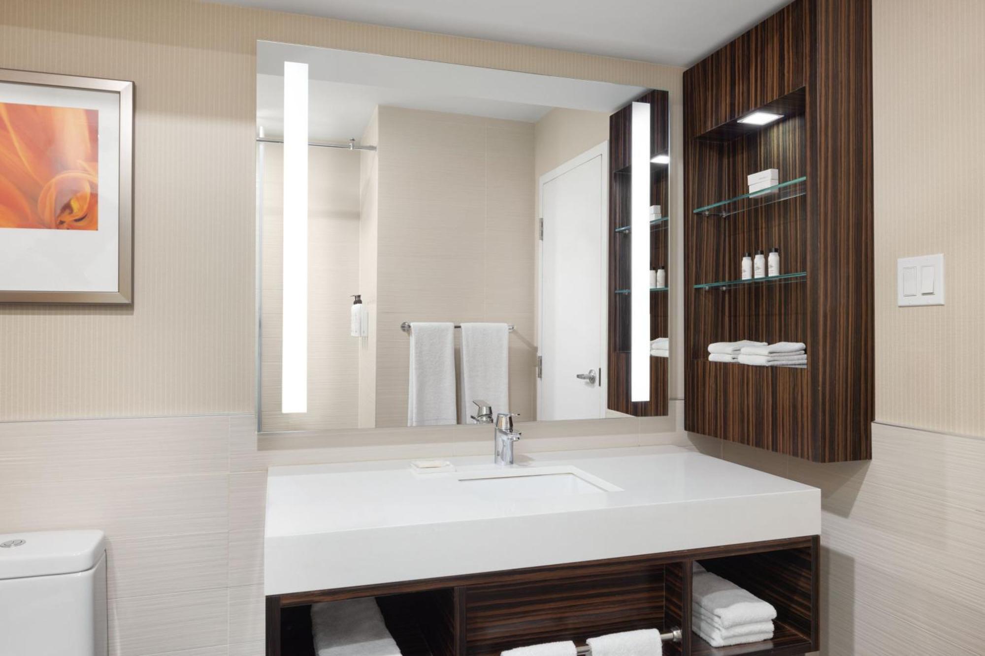 Delta Hotels By Marriott Edmonton Centre Suites Экстерьер фото