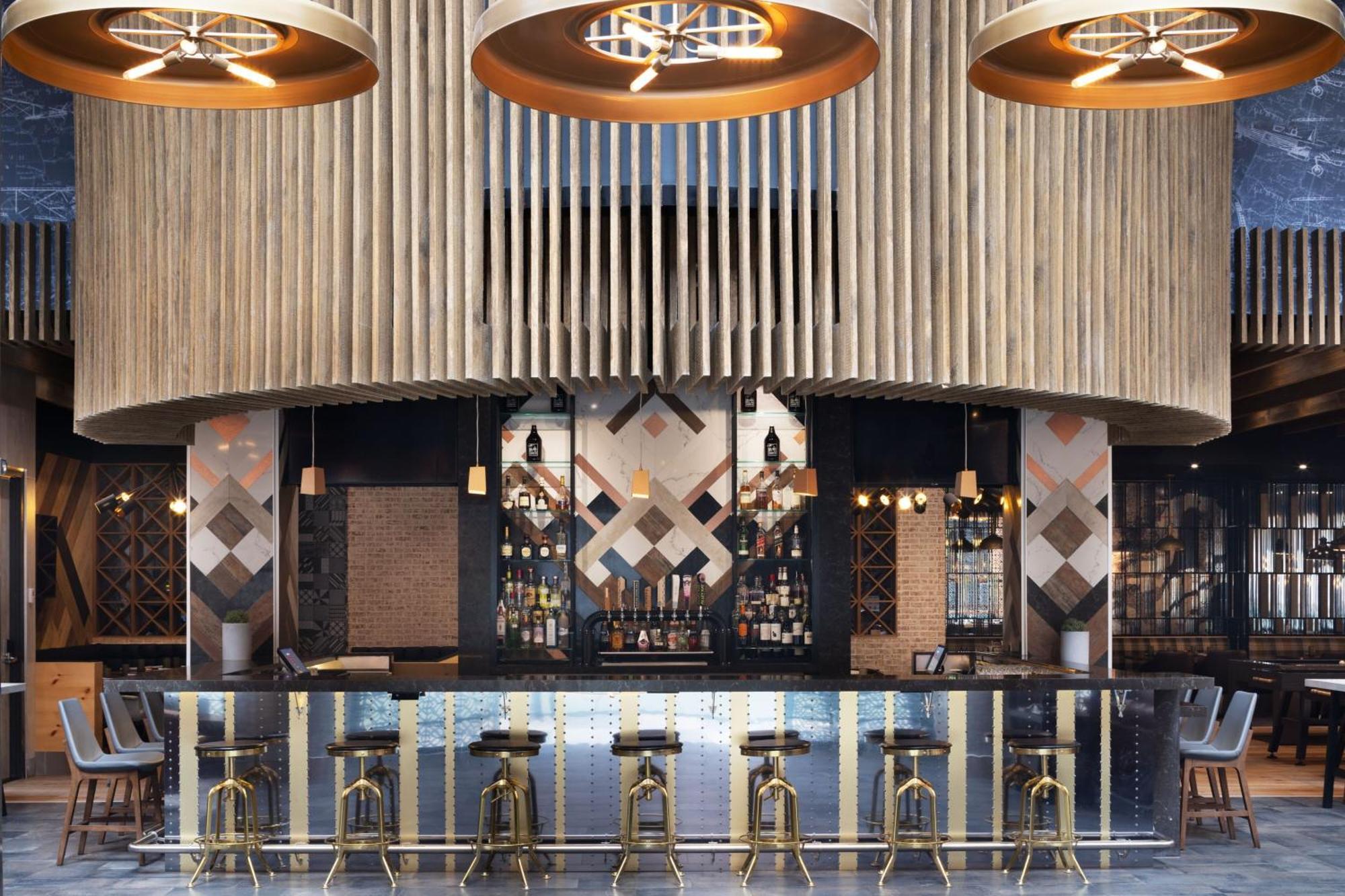 Delta Hotels By Marriott Edmonton Centre Suites Экстерьер фото