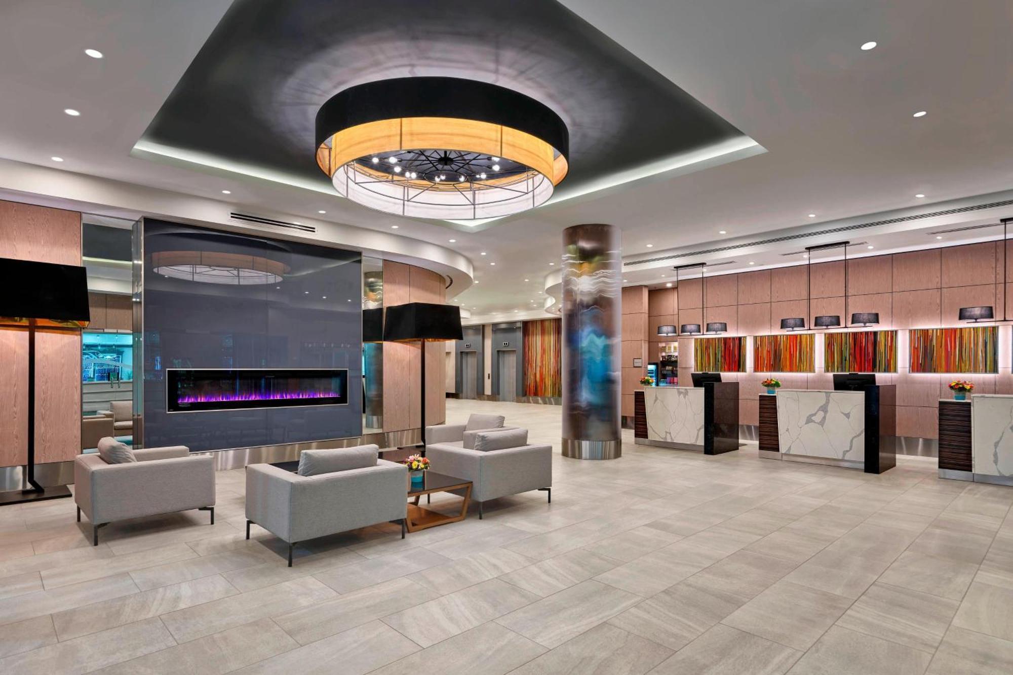 Delta Hotels By Marriott Edmonton Centre Suites Экстерьер фото