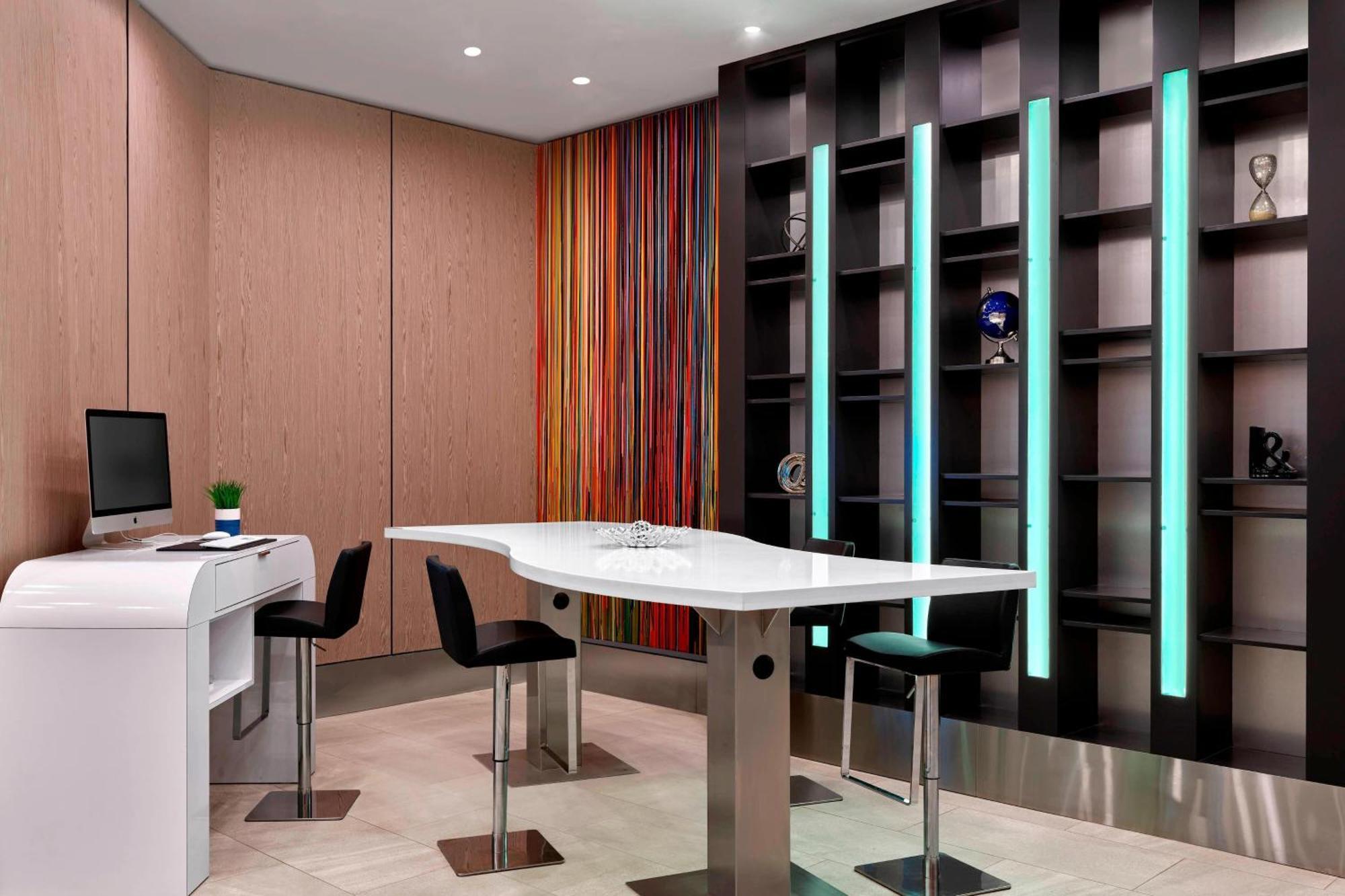 Delta Hotels By Marriott Edmonton Centre Suites Экстерьер фото