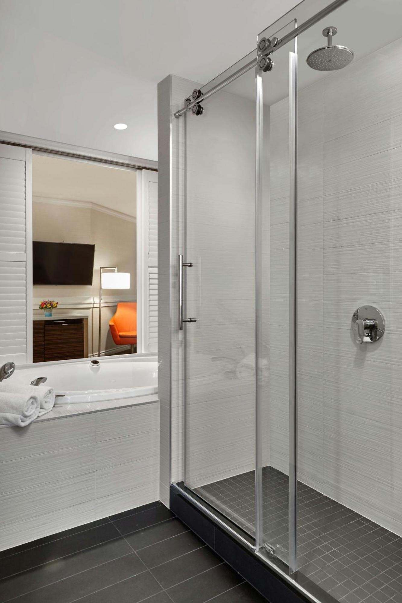 Delta Hotels By Marriott Edmonton Centre Suites Экстерьер фото
