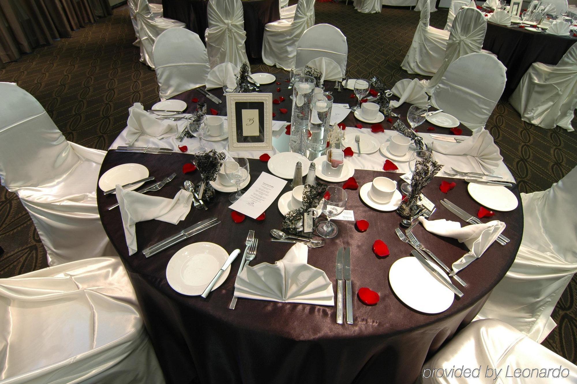 Delta Hotels By Marriott Edmonton Centre Suites Ресторан фото