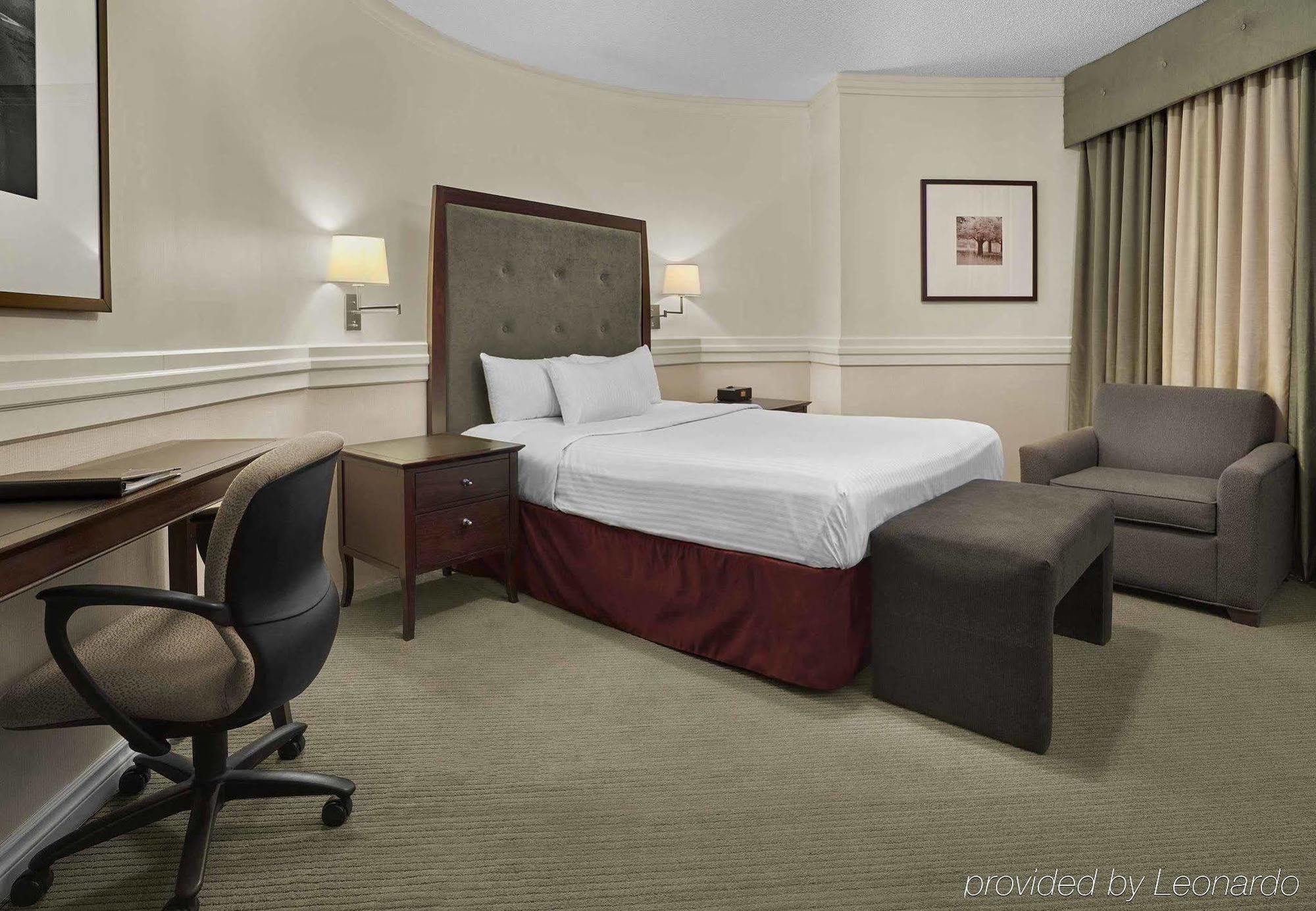 Delta Hotels By Marriott Edmonton Centre Suites Экстерьер фото