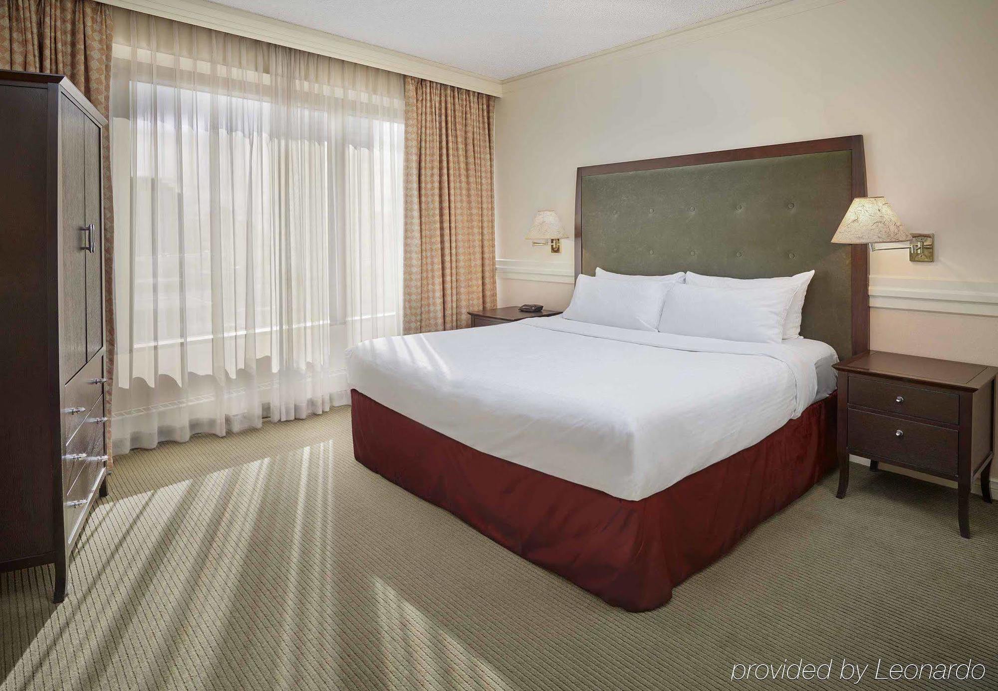 Delta Hotels By Marriott Edmonton Centre Suites Экстерьер фото