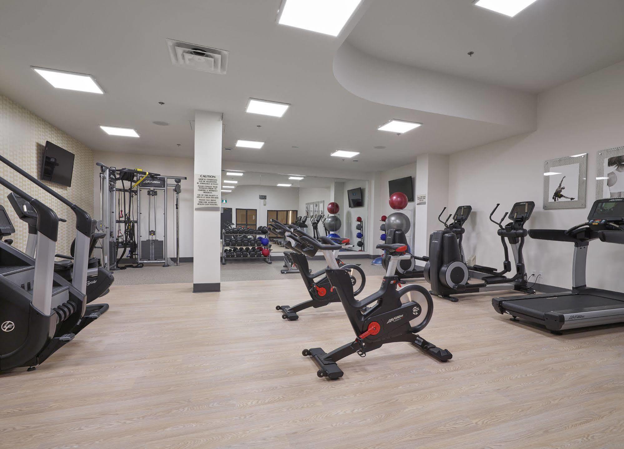 Delta Hotels By Marriott Edmonton Centre Suites Экстерьер фото