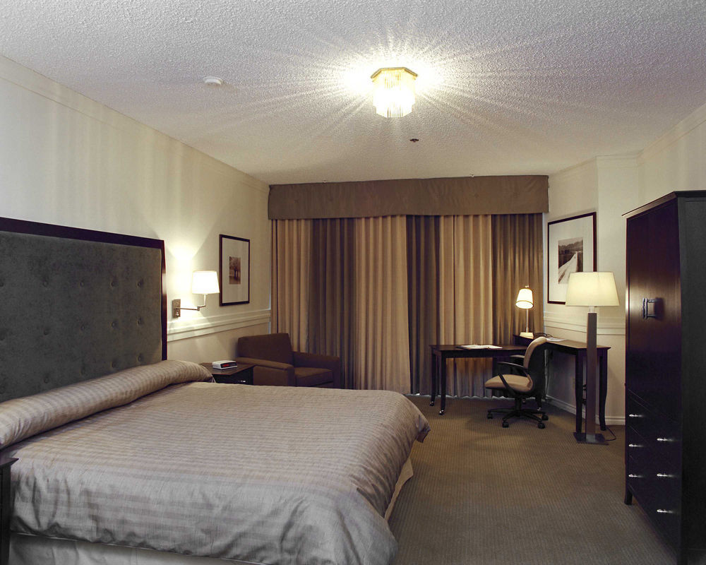 Delta Hotels By Marriott Edmonton Centre Suites Экстерьер фото